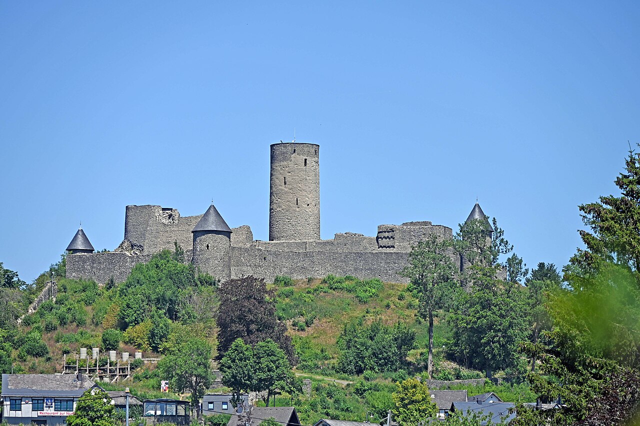 Nürburg (Burg) von Süden