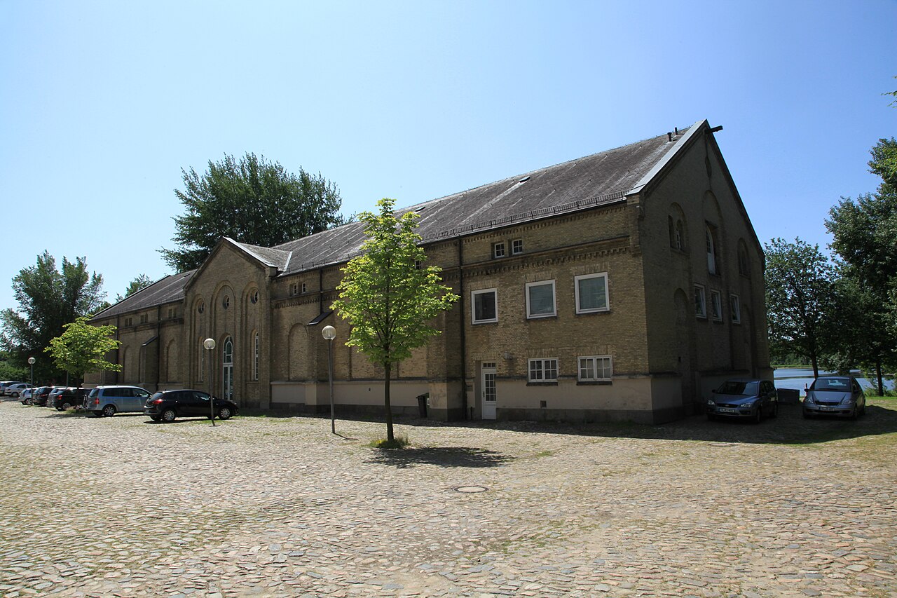Nydamhalle auf der Schlossinsel in Schleswig