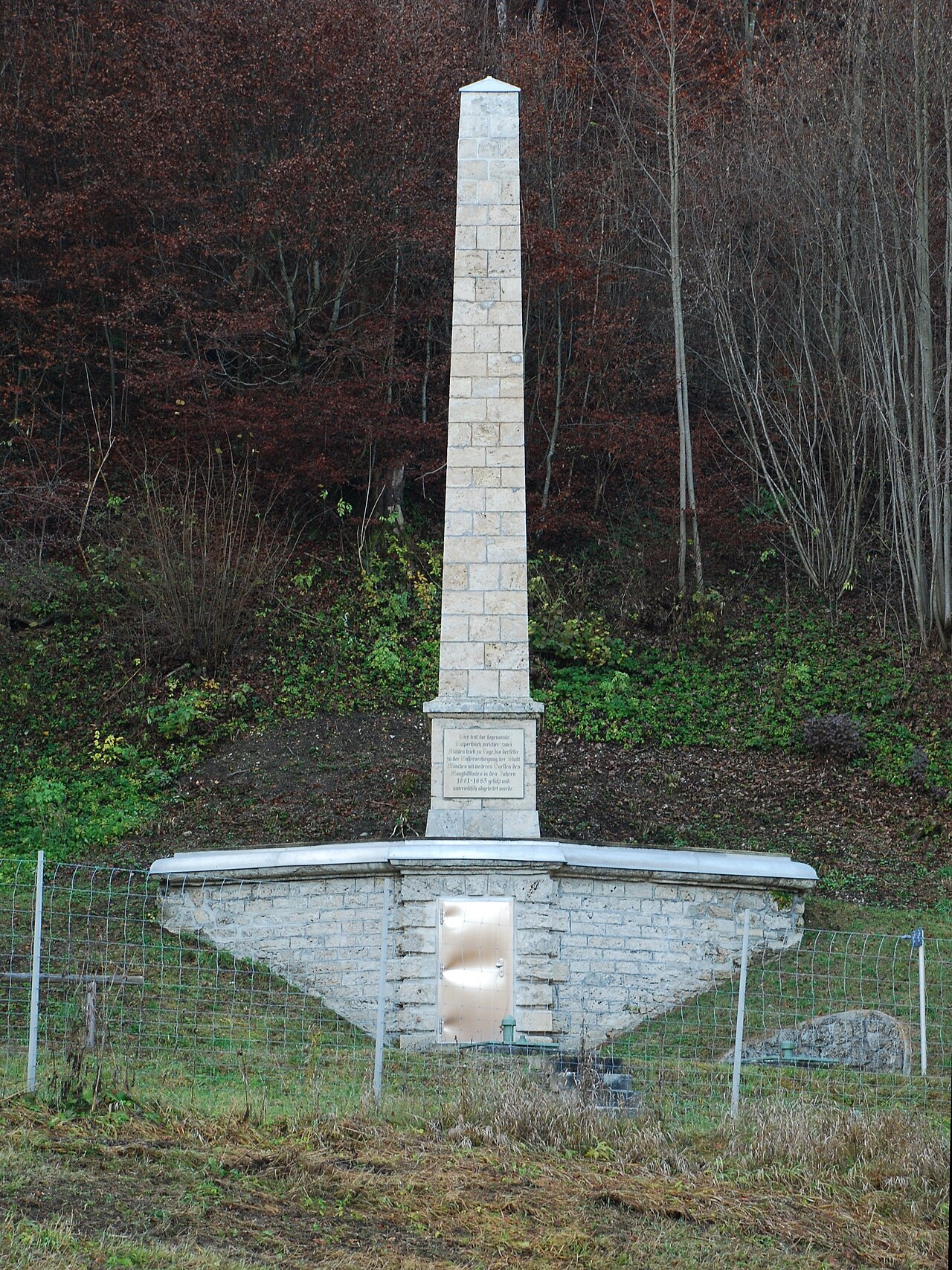 Obelisk in Mühlthal, Gemeinde Valley, Landkreis Miesbach, Regierungsbezirk Oberbayern, Bayern