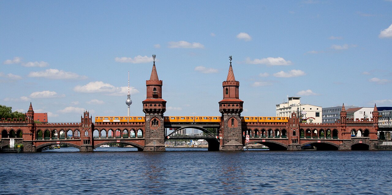 Berlin , Oberbaumbrücke mit U-Bahnzug