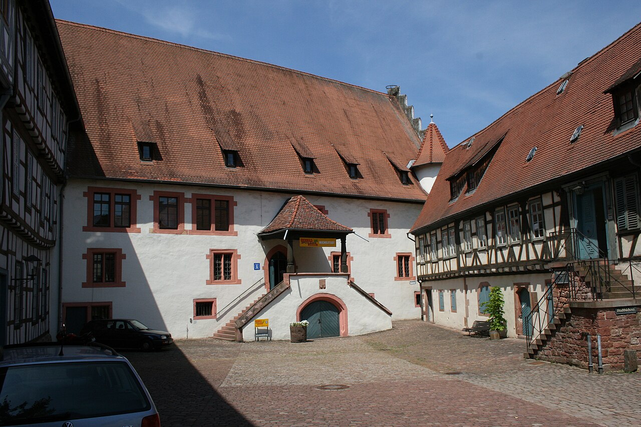 Blick in den Hof der Kellerei in Michelstadt, Eingang zum Odenwald- und Spielzeugmuseum