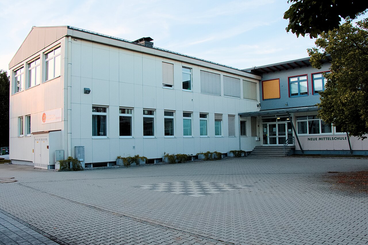 Neue Mittelschule in Bürmoos (Bezirk Salzburg-Umgebung) mit öffentlicher und Schulbibliothek