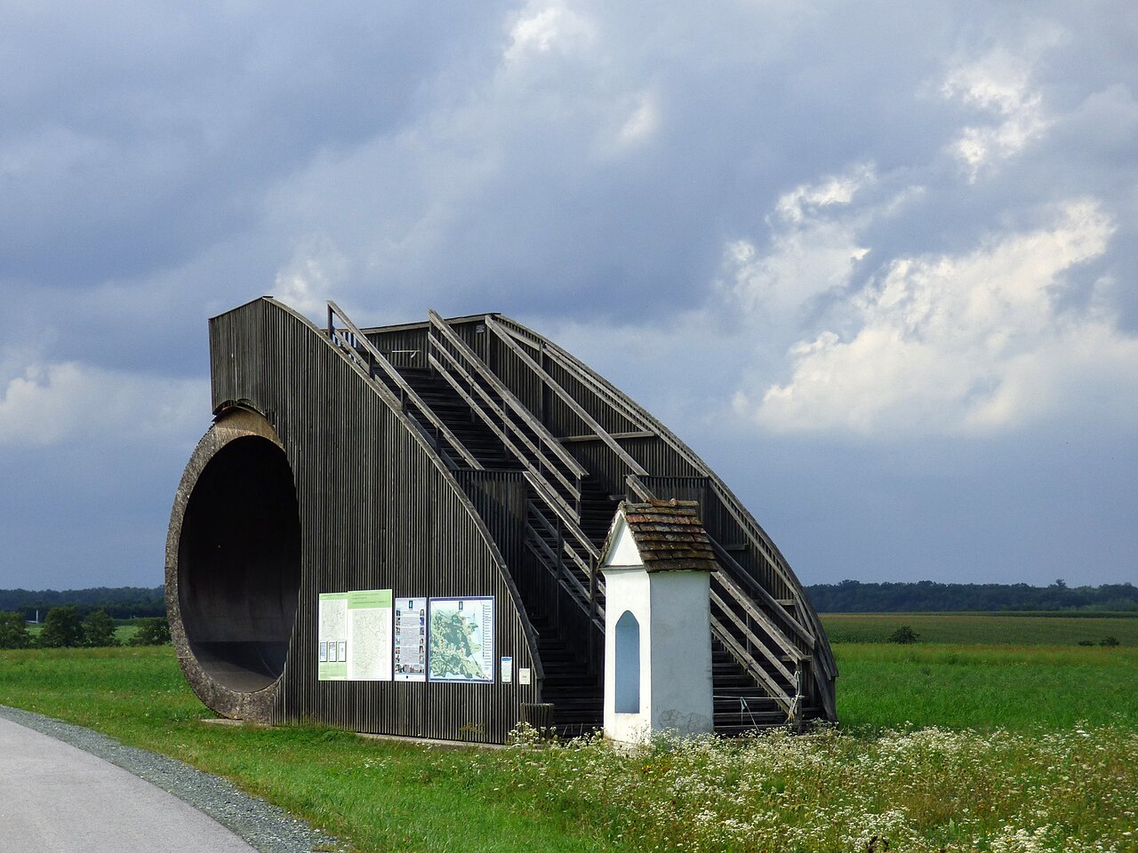 Ökoenergierad Strem 8 m hohe Holzskulptur, die als Aussichtswarte genutzt wird