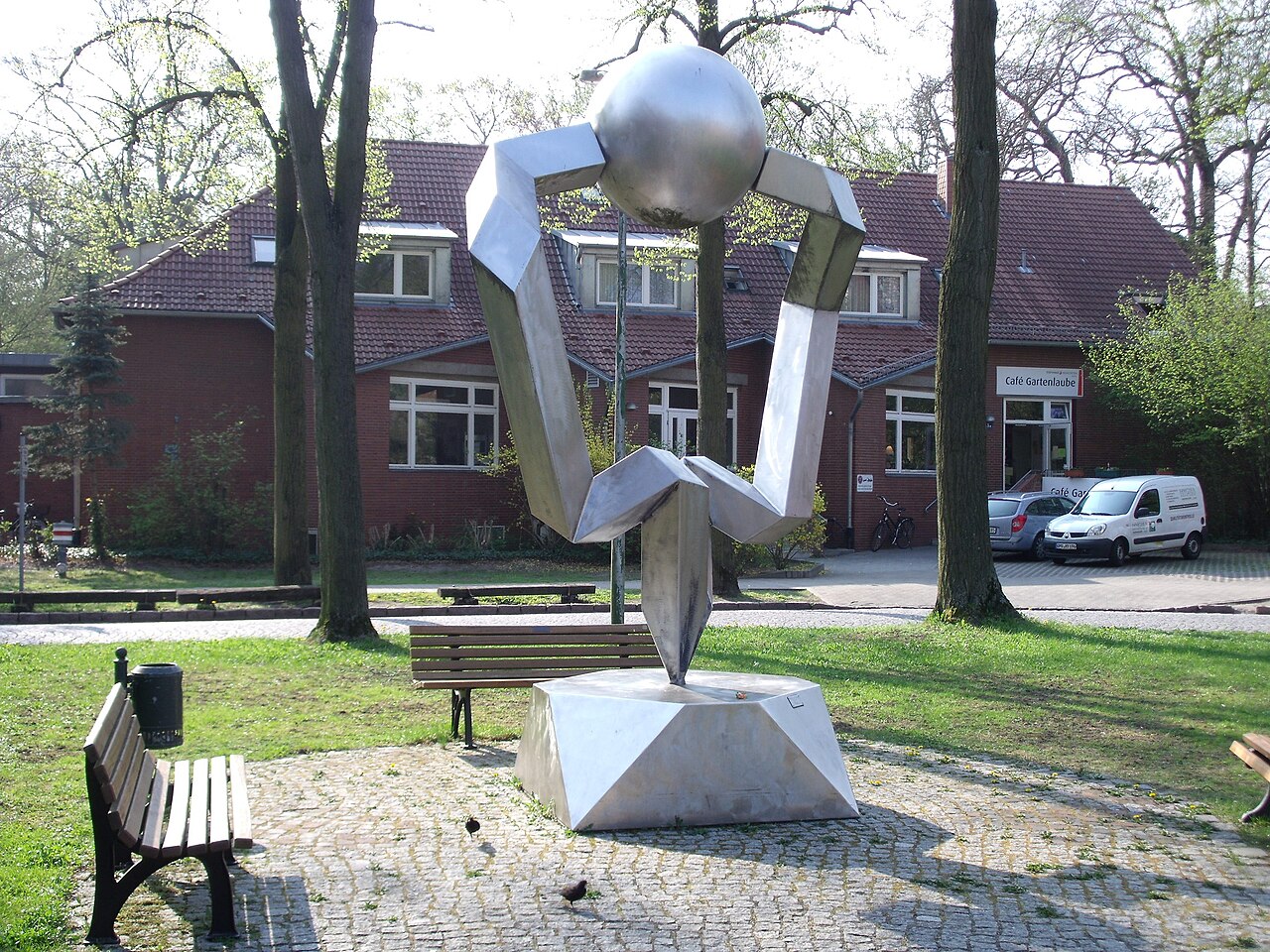 Die Skulptur "Offene Berührung" von Volkmar Haase steht auf dem Gelände des Ev