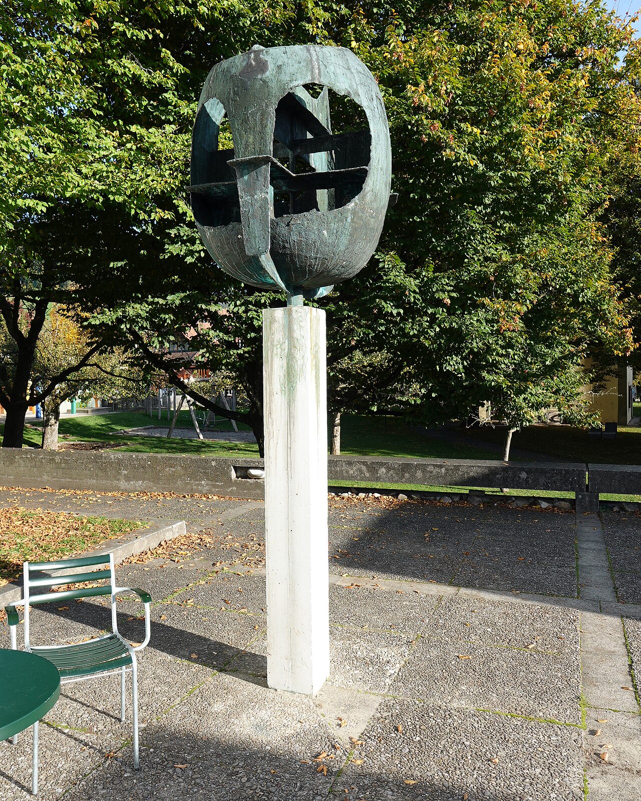 Bronzeplastik "Offene Gemeinde" von Marcel Perincioli beim Kirchgemeindehaus Bolligen