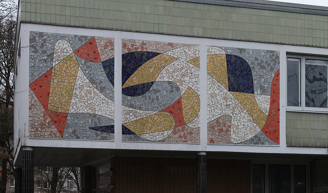 Mosaik aus dem Jahr 1954 von Walter Siebelist an der Wand des Arbeitsamts in der Kieler Straße, Hamburg-Altona-Nord