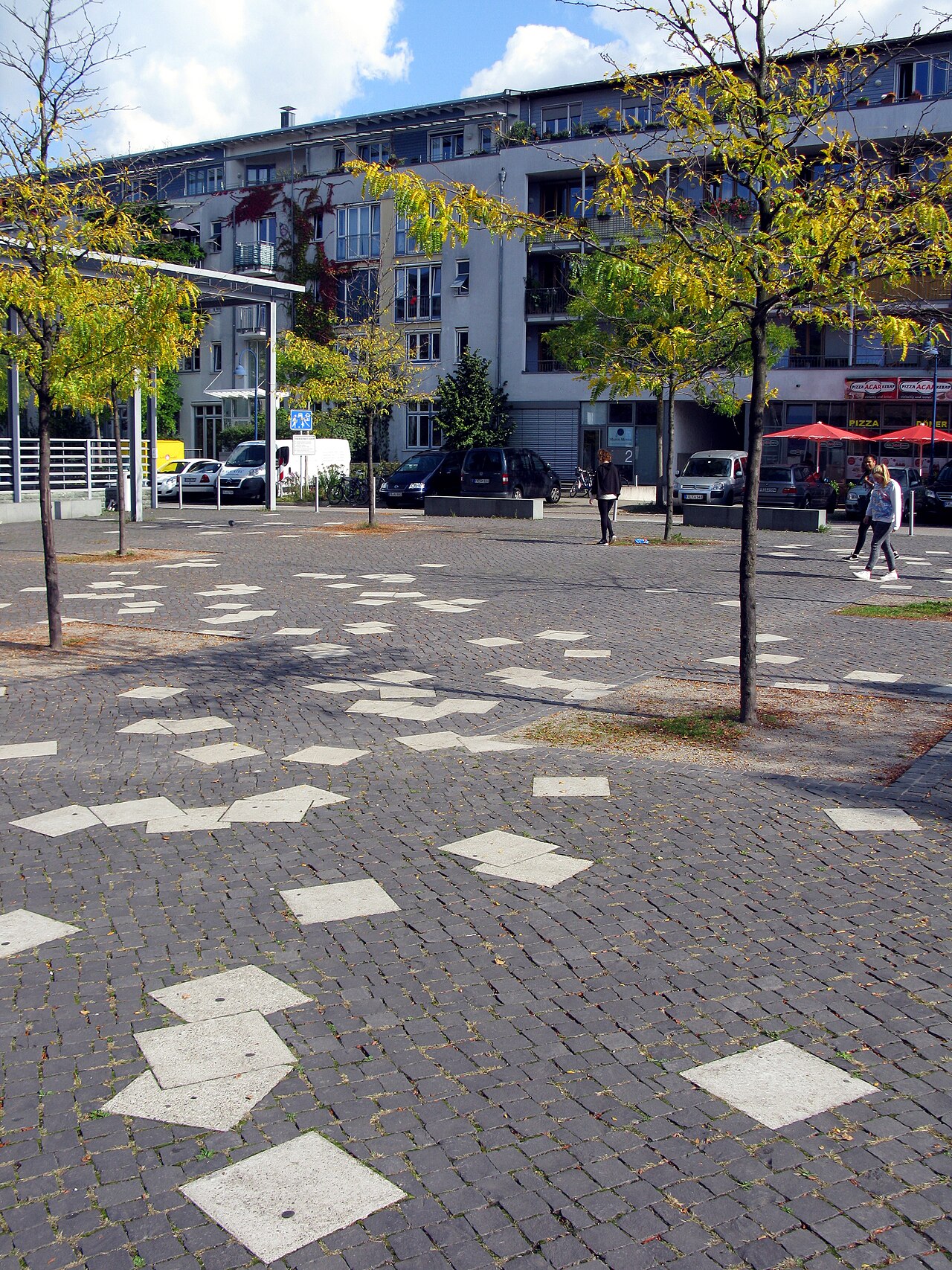Geschwister-Scholl-Platz in Freiburg-Rieselfeld, die weißen Platten symbolisieren die Flugblätter der Geschwister