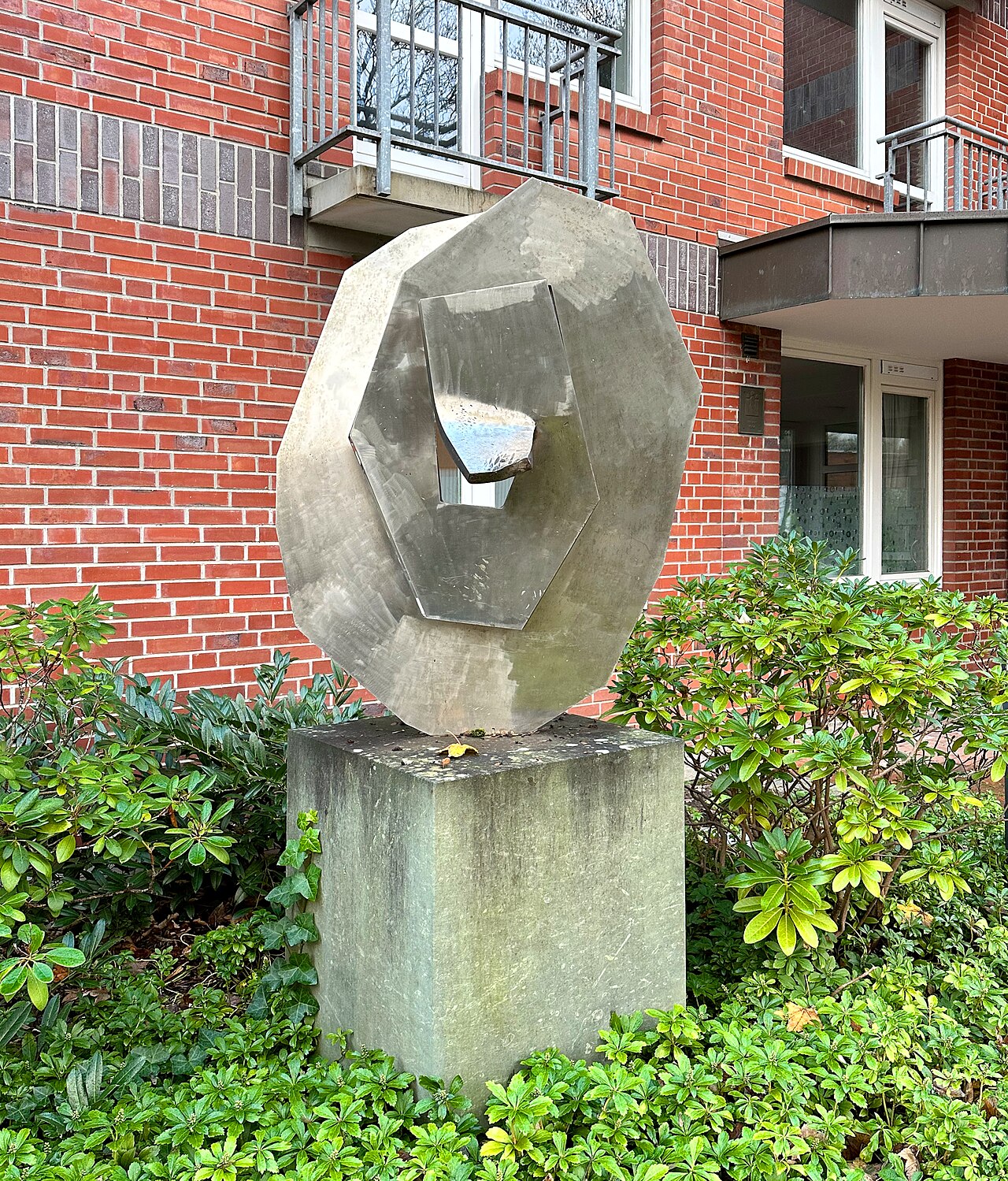 Skulptur vor dem Berner Heerweg 185 in Hamburg-Farmsen-Berne