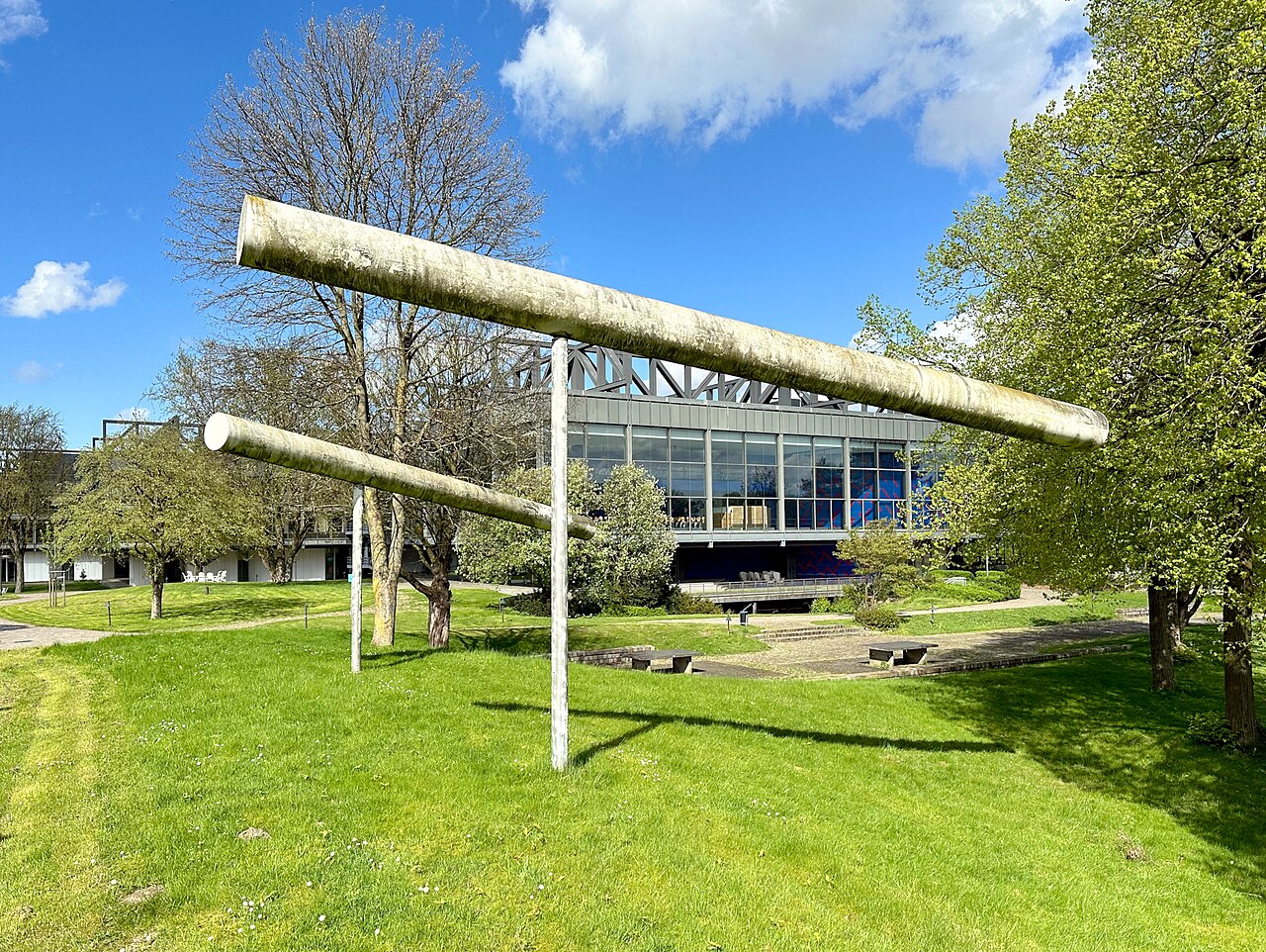 Kinetische Skulptur "ohne Titel" von Erich Reusch auf dem Gelände der Universität der Bundeswehr in Hamburg-Jenfeld