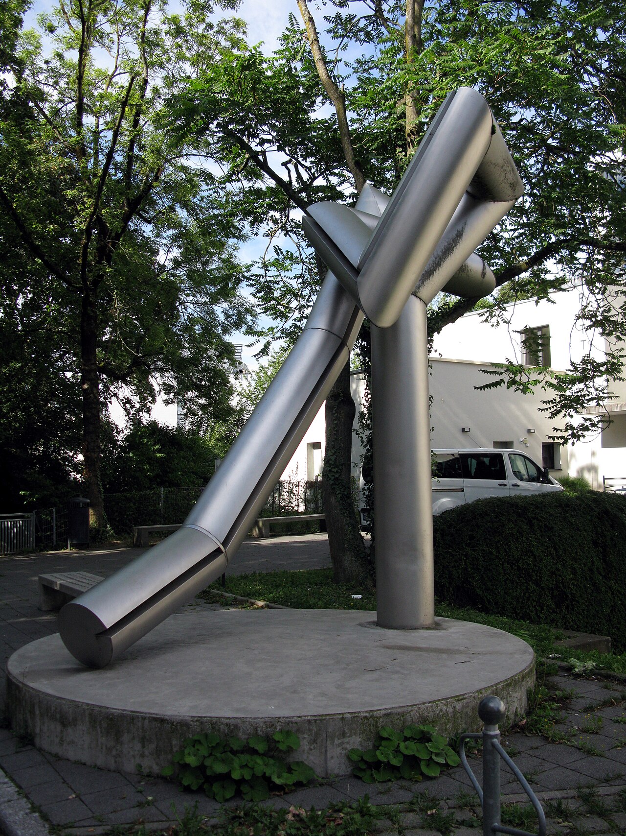 Erich Hauser: Edelstahl 1970 vor dem Freiburger Rotteck-Gymnasium