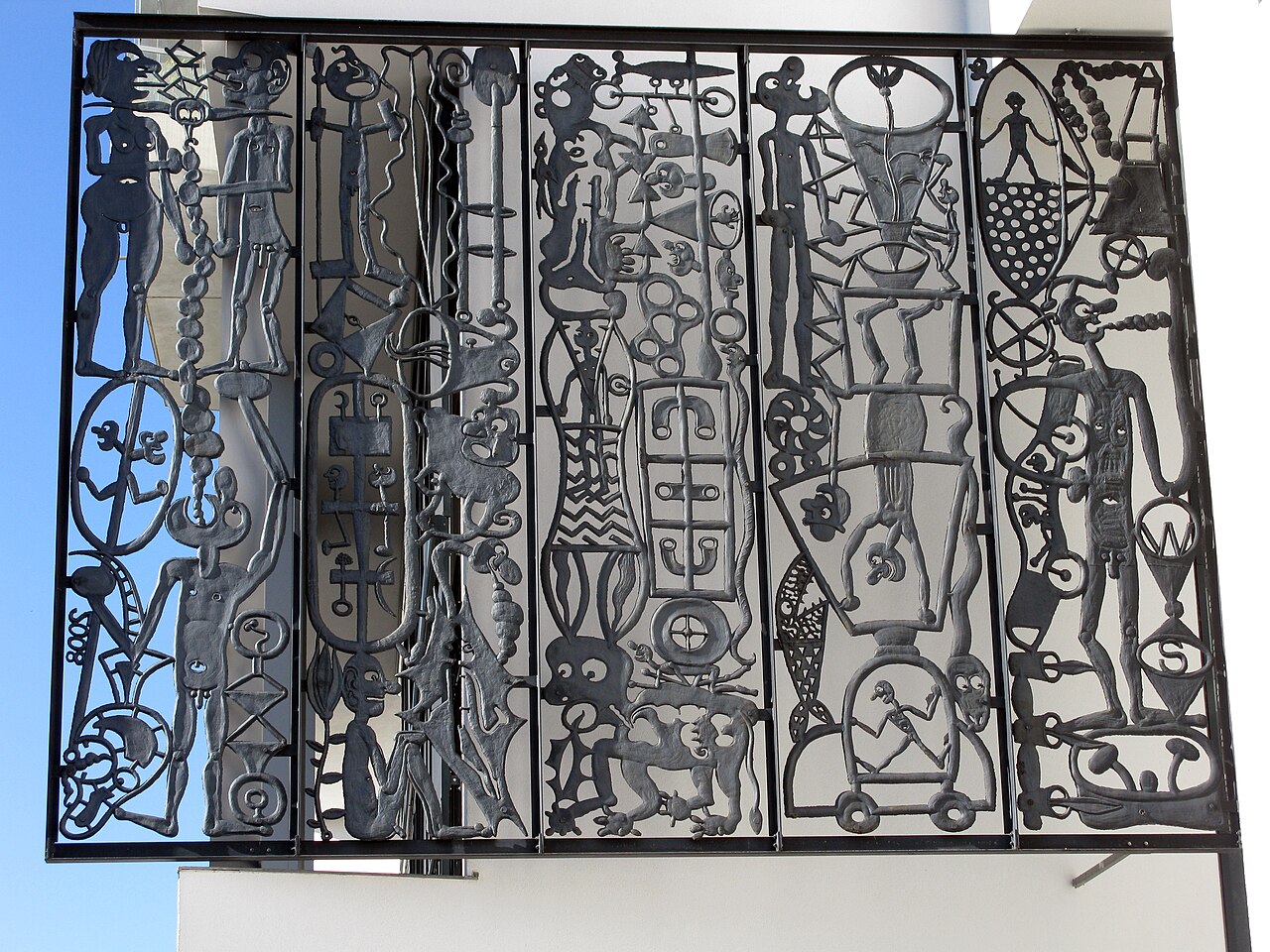 Relief "ohne Titel", 2008 von Frieder Heinze am Tramturm in Freiburg-Rieselfeld