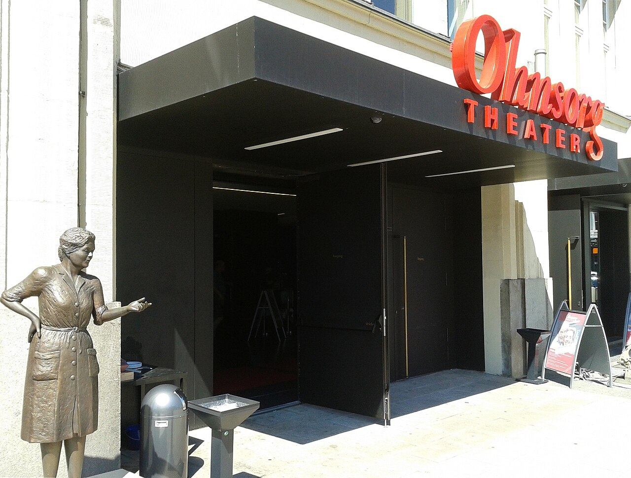 Ohnsorg-Theater mit Heidi-Kabel-Statue in Hamburg