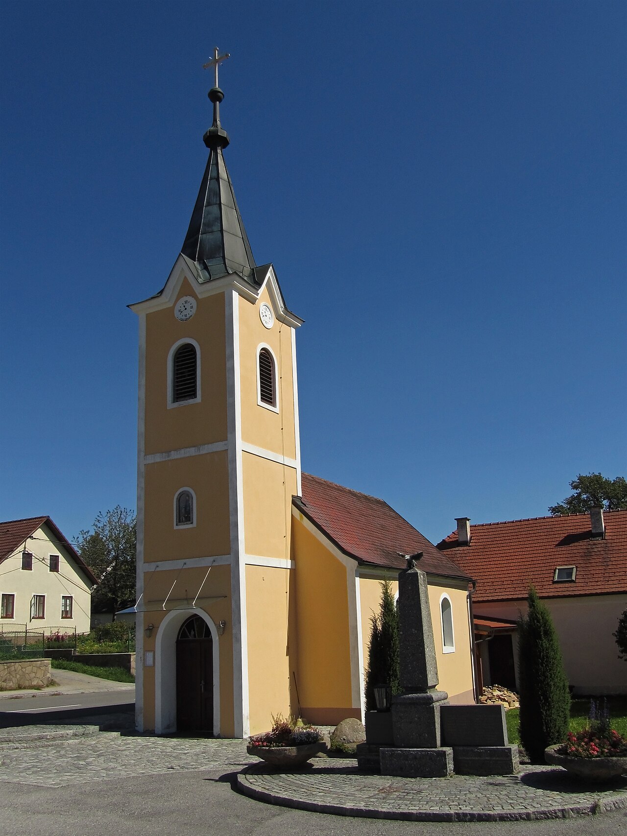 Die schlichte, rechteckige Kapelle wurde um 1870 errichtet und 1981 restauriert