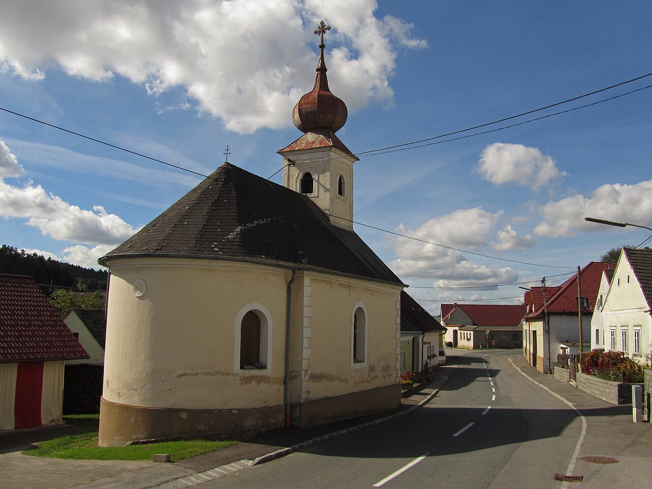 1851 erbaute, nachbarocke Kapelle mit eingezogener Halbkreisapsis und Giebelreiter mit Zwiebelhelm