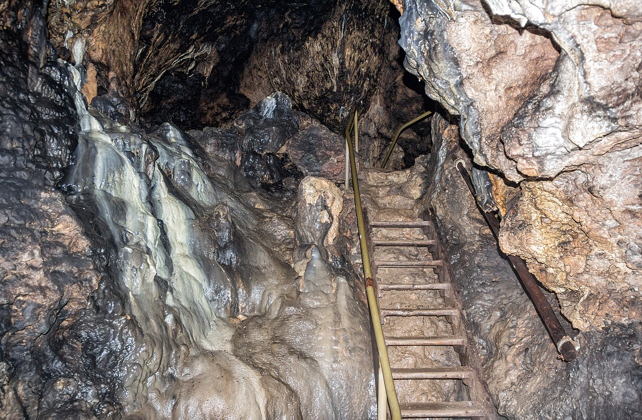 Osterhöhle, Aufgnag zum Dom, Neukirchen bei Sulzbach-Rosenberg, Karsthöhle, Schauhöhle, Geotop, Bodendenkmal