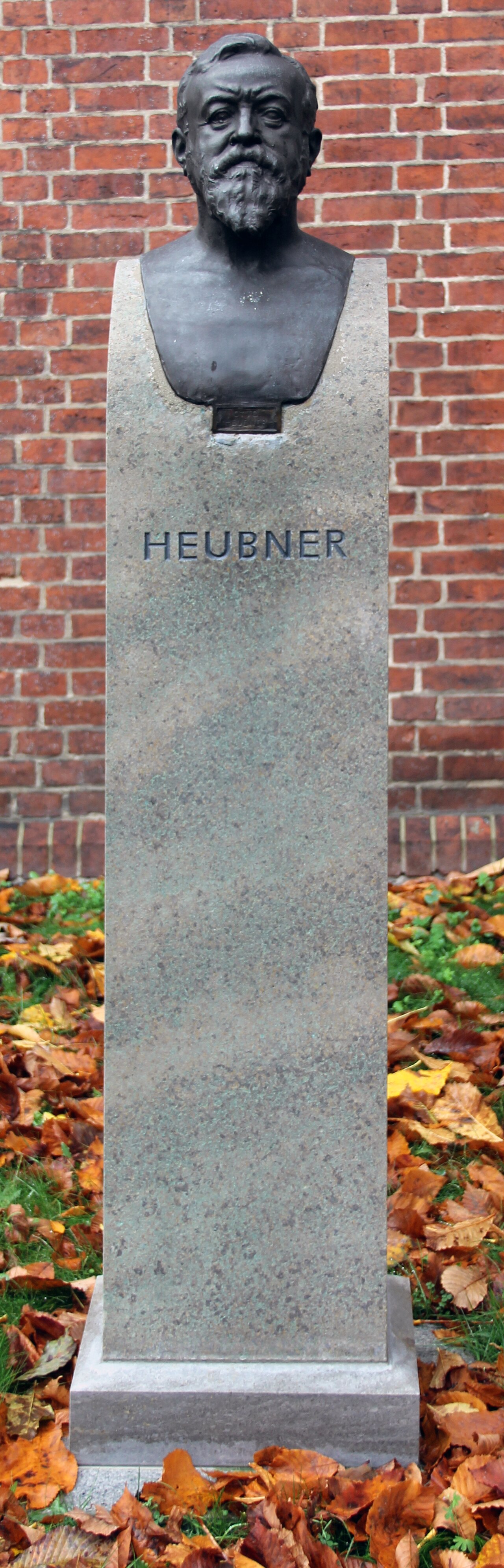 Bust, Otto Heubner , Virchowweg 3, Berlin-Mitte , Germany