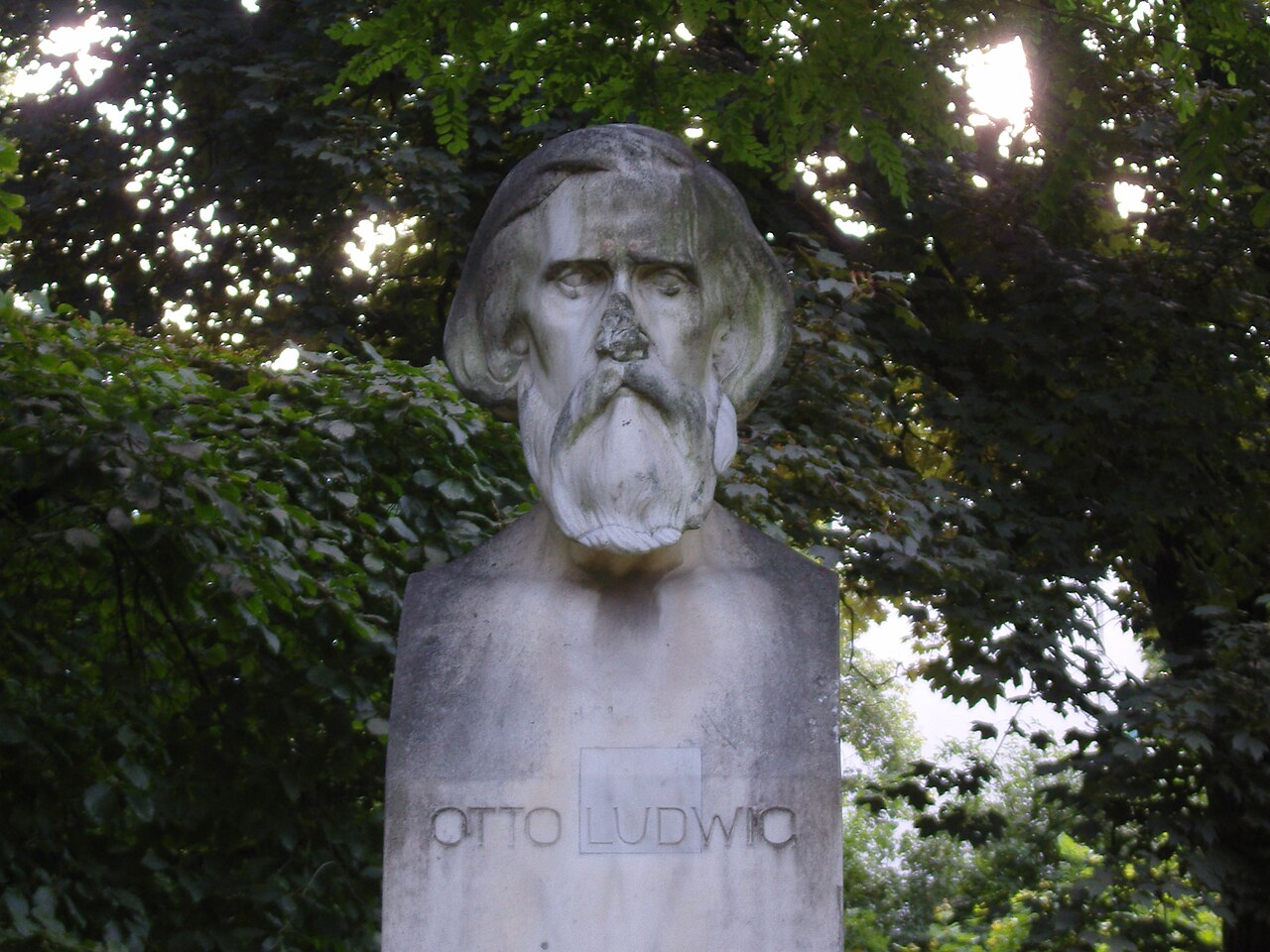 Marmorbüste für den Dichter Otto Ludwig in der Dresdner Bürgerwiese geschaffen von Arnold Kramer 1901