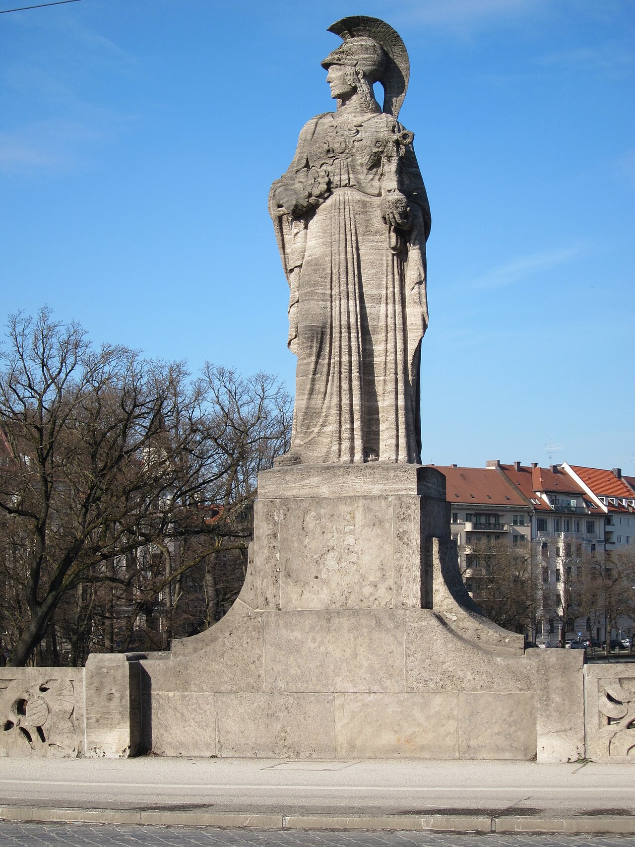 Pallas Athene auf dem Mittelpfeiler der Maximiliansbrücke