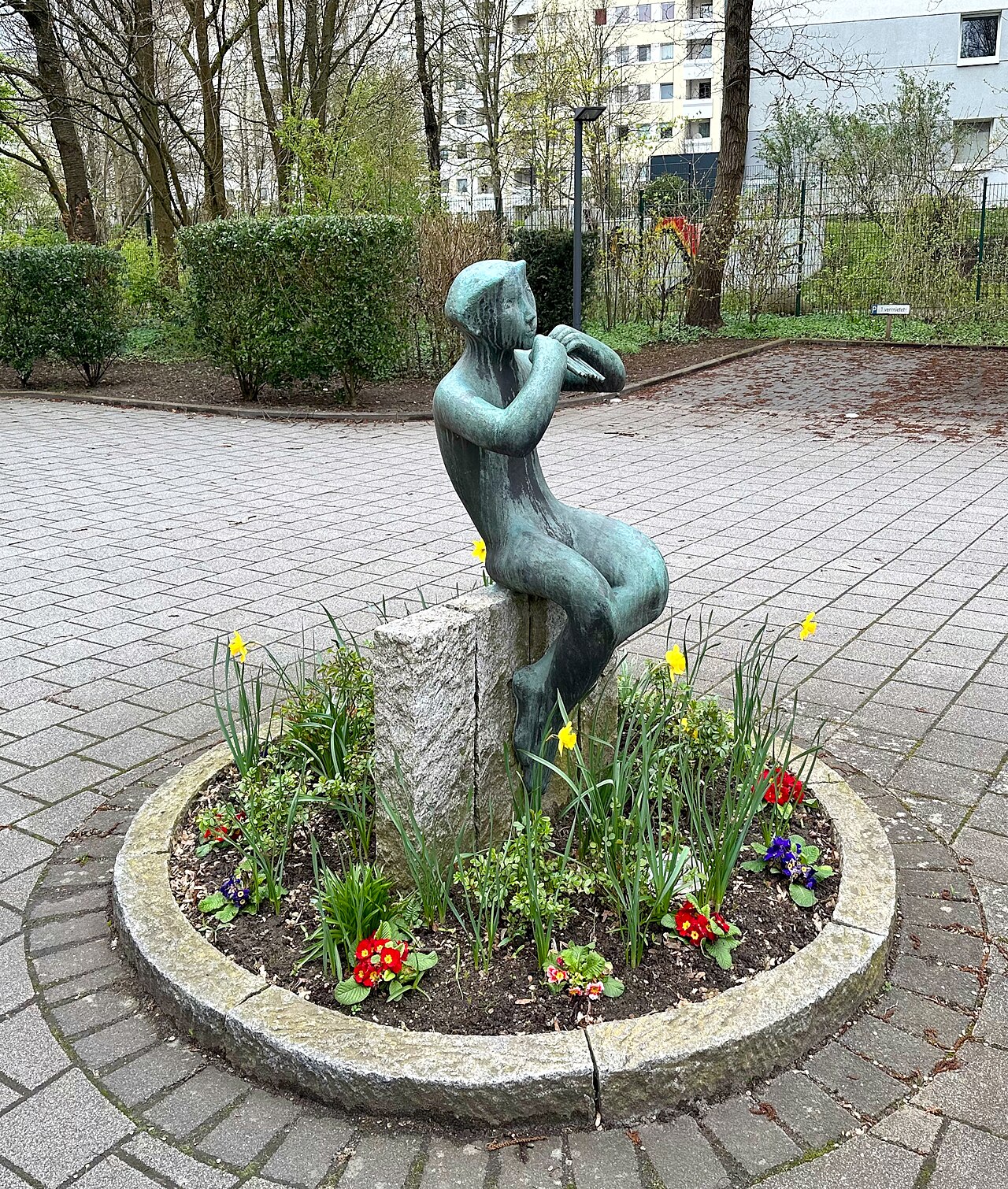 Bronzeskulptur "Panflötenspieler" von Karl Heinz Engelin , Charlottenburger Straße 3, Hamburg-Jenfeld