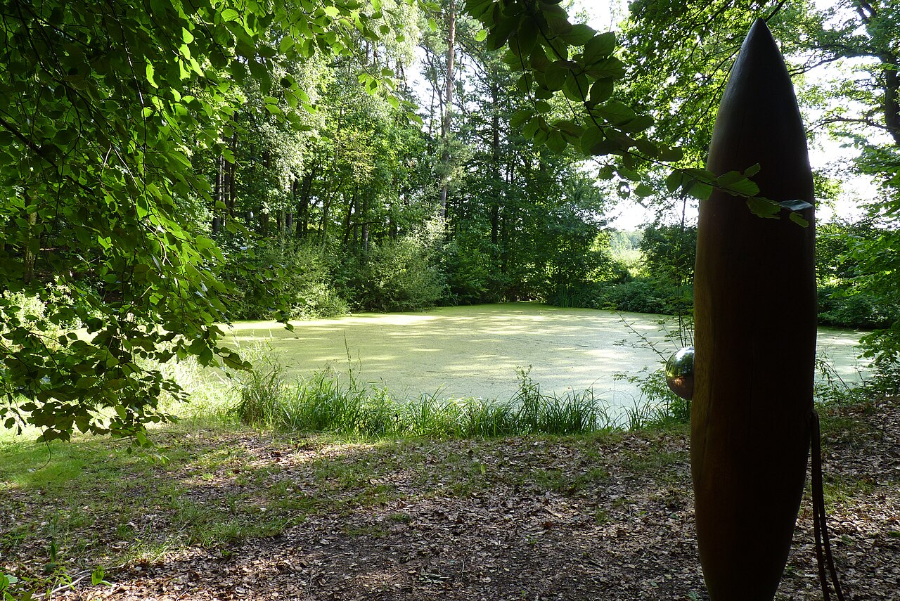 Teich im Park Allerhop bei Mengebostel (Heidekreis) mit Skulptur "Im Fluss" von Uwe Rohde