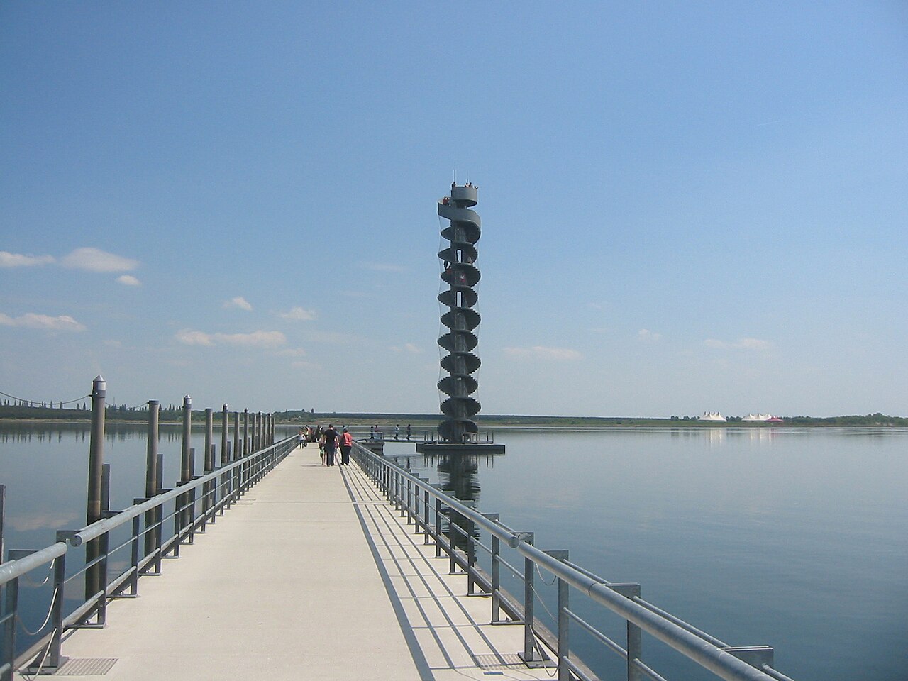 schwimmende Pontons als Zugang zum Pegelturm Goitzschesee in Bitterfeld-Wolfen