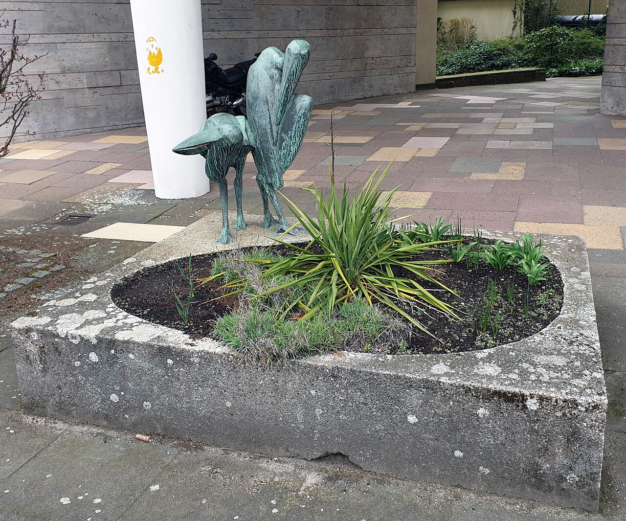Sculpture, " Pelikanpaar " by Ernst-Otto Eichwald , 1963, Karolingerplatz 1a, Berlin-Westend , Germany
