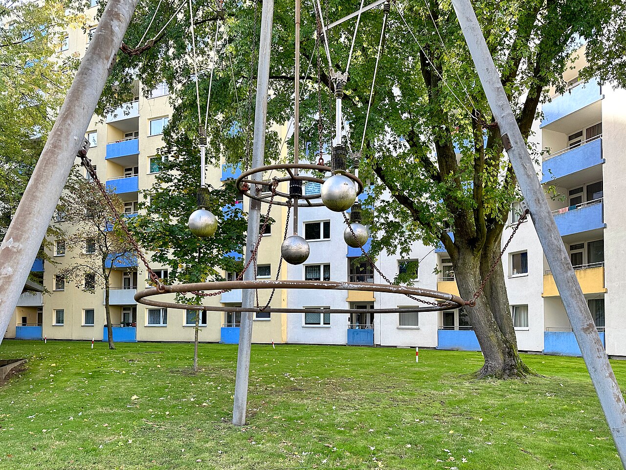 Raumskulptur "Pendelmobile" von Max Schegulla von 1978, vor der Wohnanlage César-Klein-Ring 2-8 in Hamburg-Steilshoop
