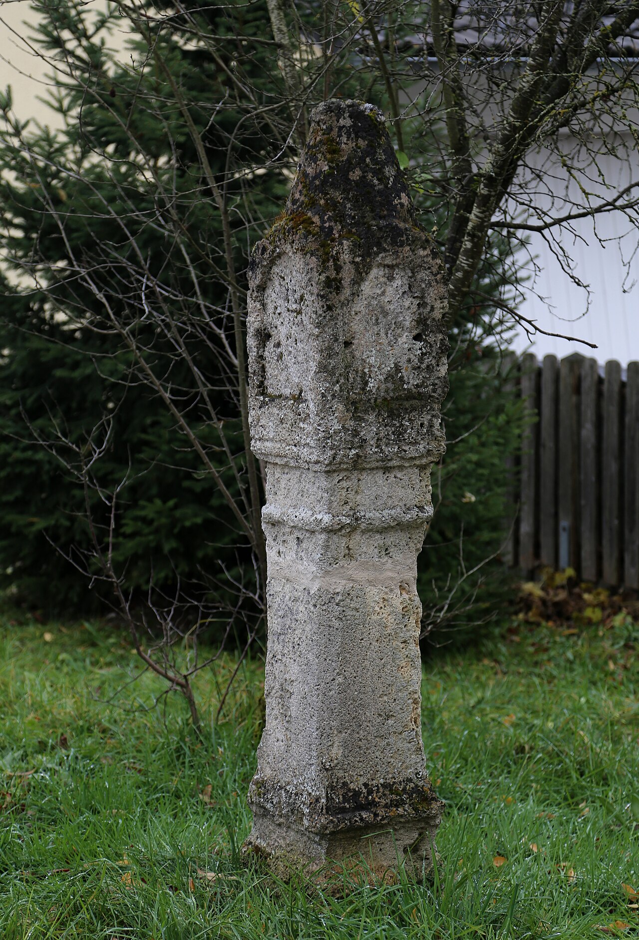 Altkirchen, Hölleinweg, Bildstock, sogenannte Pestsäule, Tuffsteinpfeiler, wohl 17