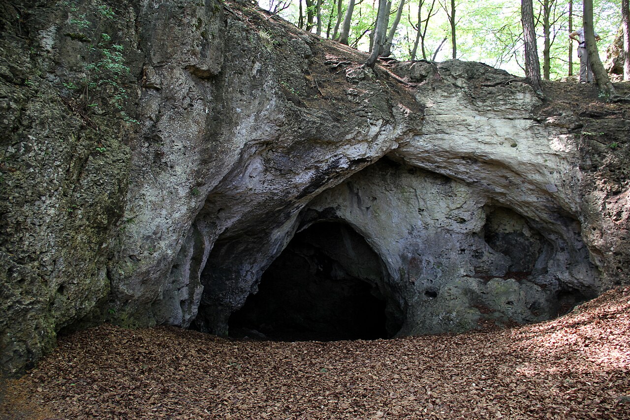 Durch Sprengungen künstlich geschaffenes Eingangsportal der Petershöhle