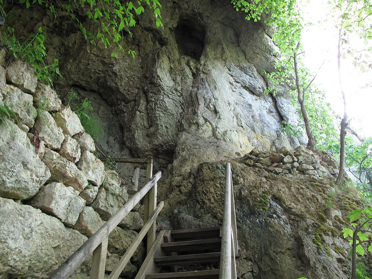Aufgang zum Höhlenportal mit Frontmauer