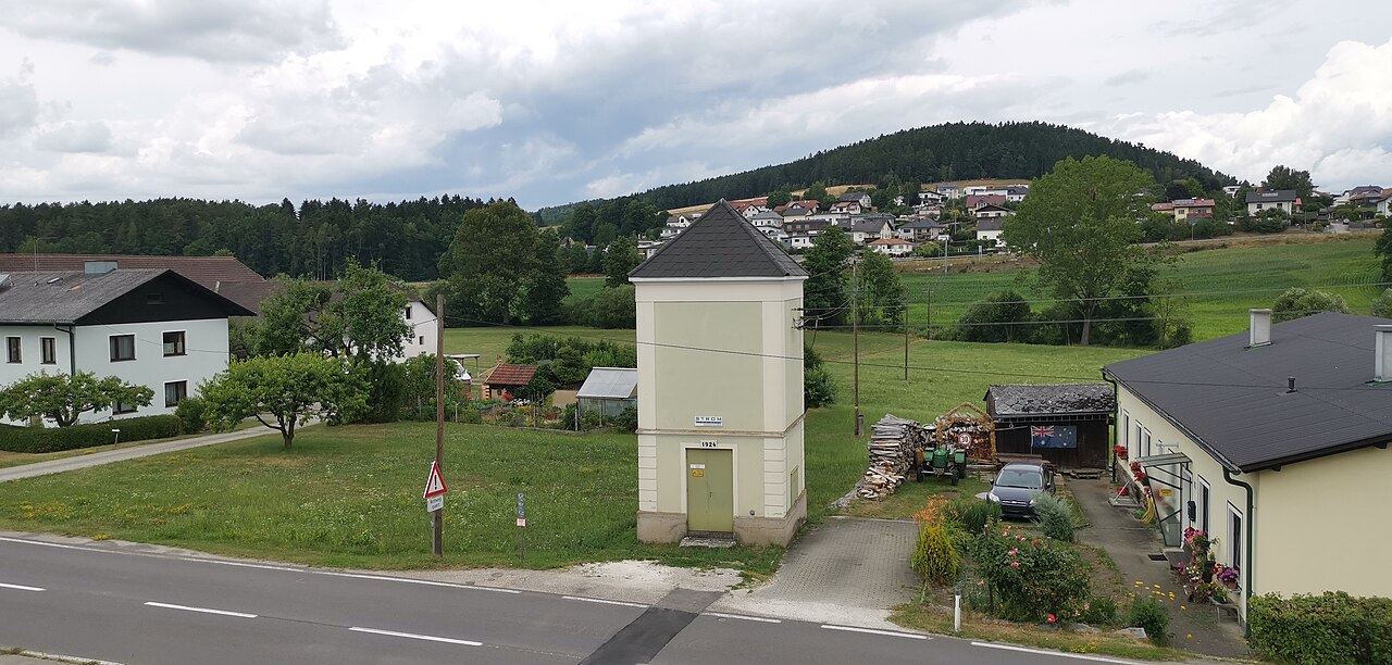 Transformatorenstation Bahnhof Freistadt im Hintergrund Sankt Peter bei Freistadt und der Petringer Berg