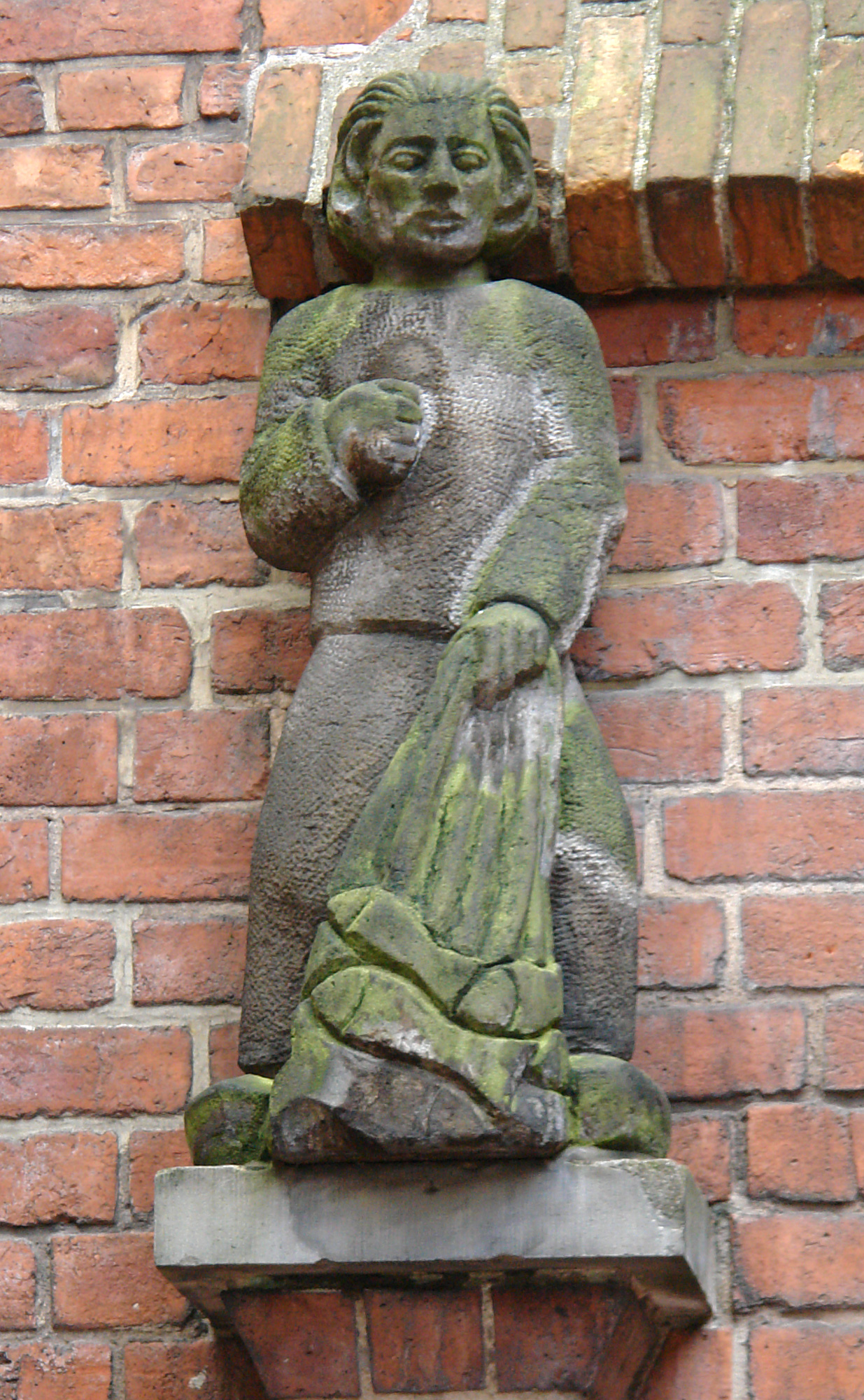 Bremen, Böttcherstraße, Haus Sankt Petrus mit Skulptur Petrus als Fischer , 1954 von Irmgard Götte (geb