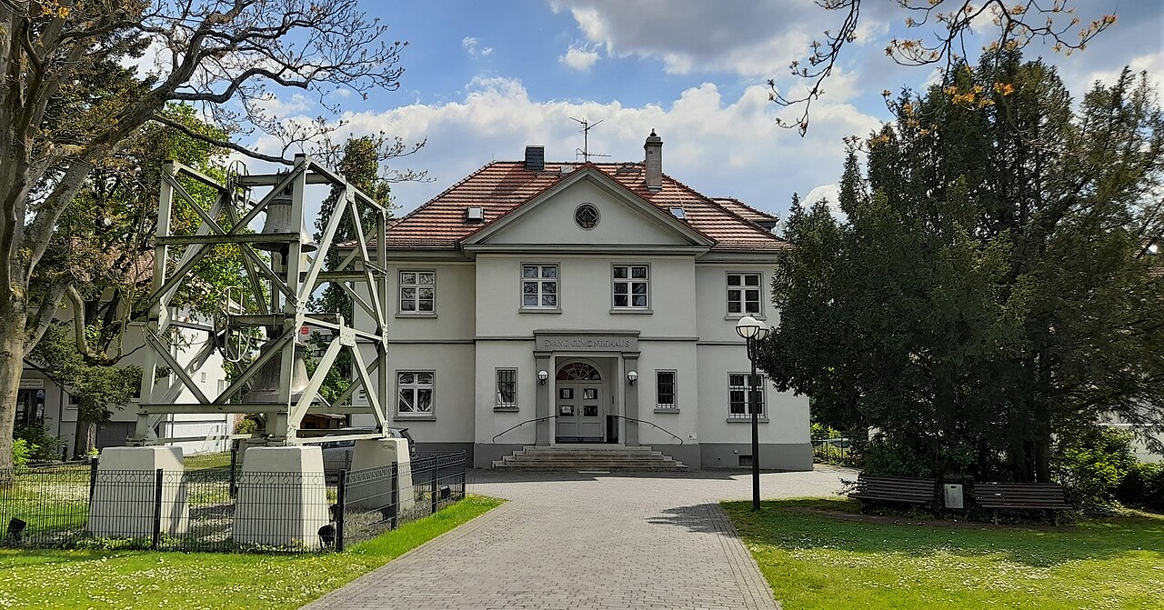 Außenansicht des evangelischen Petrusgemeindehauses in Langen (Hessen) von Norden