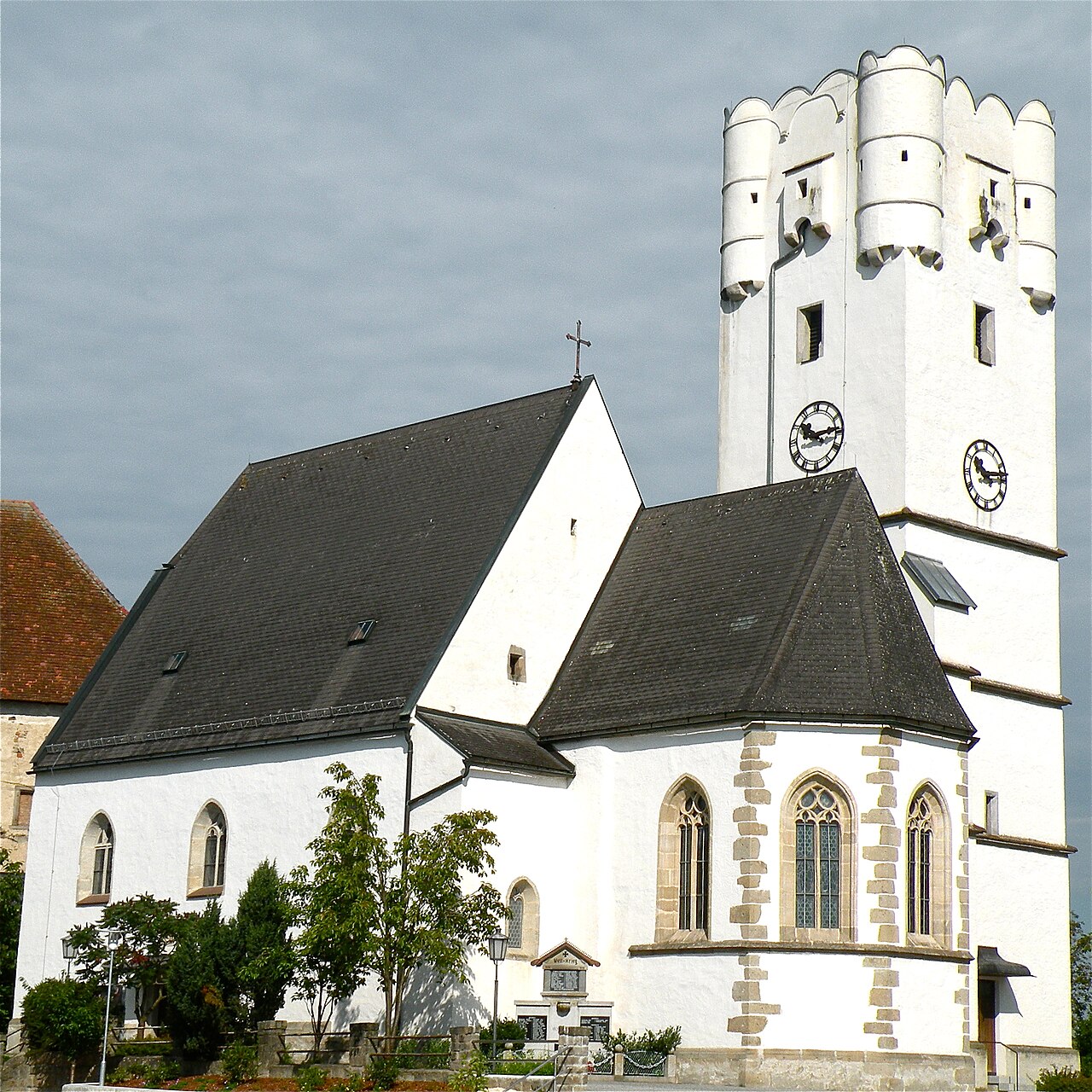 Pfarrkirche Arbing mit Wehrturm als Kirchturm in Arbing im Bezirk Perg in Oberösterreich