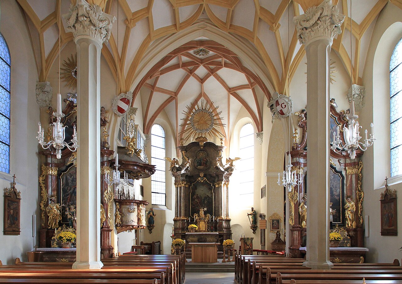 Blick Richtung Hochaltar in der niederösterreichische Gaminger Pfarrkirche hll
