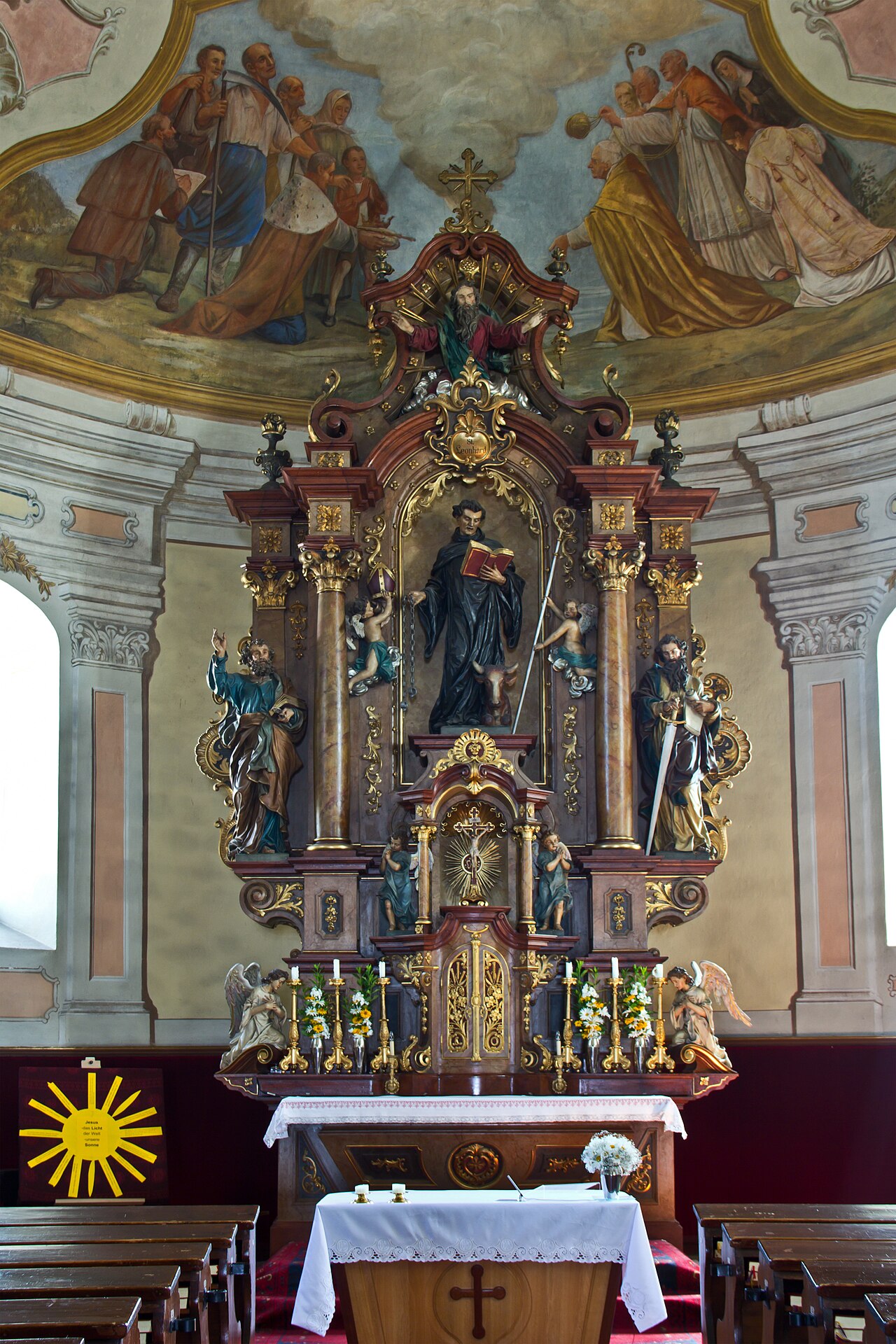 Kath Pfarrkirche St Leonhard am Hornerwalde - Altar mit Figuren der hll