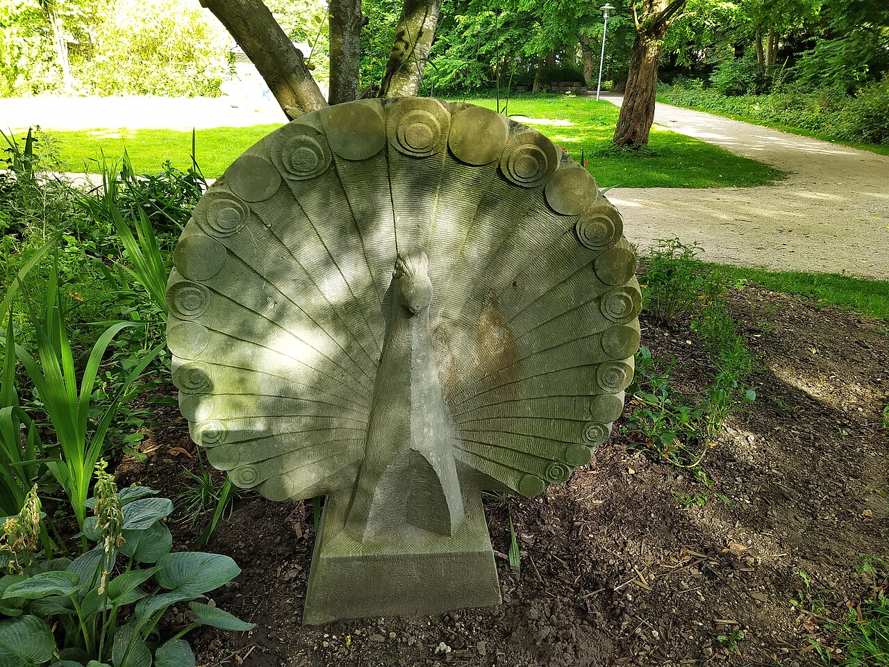 Skulptur "Pfau" im Hans-Heinemann-Park in Rendsburg