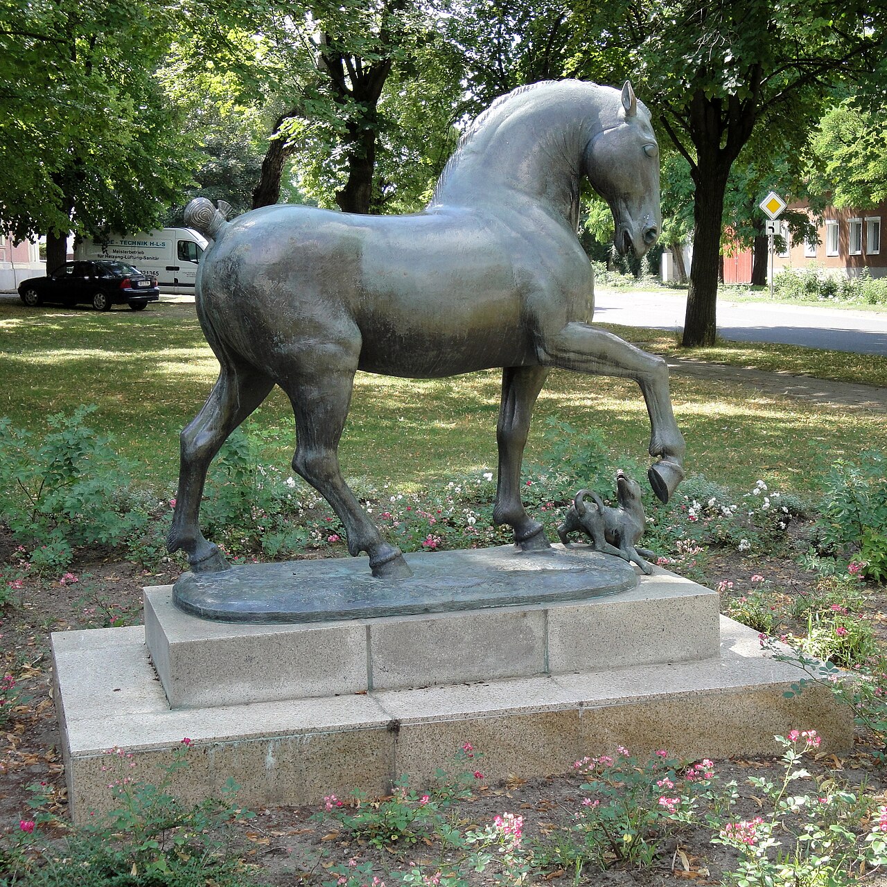 Skulptur "Pferd mit Hund" in Altenweddingen