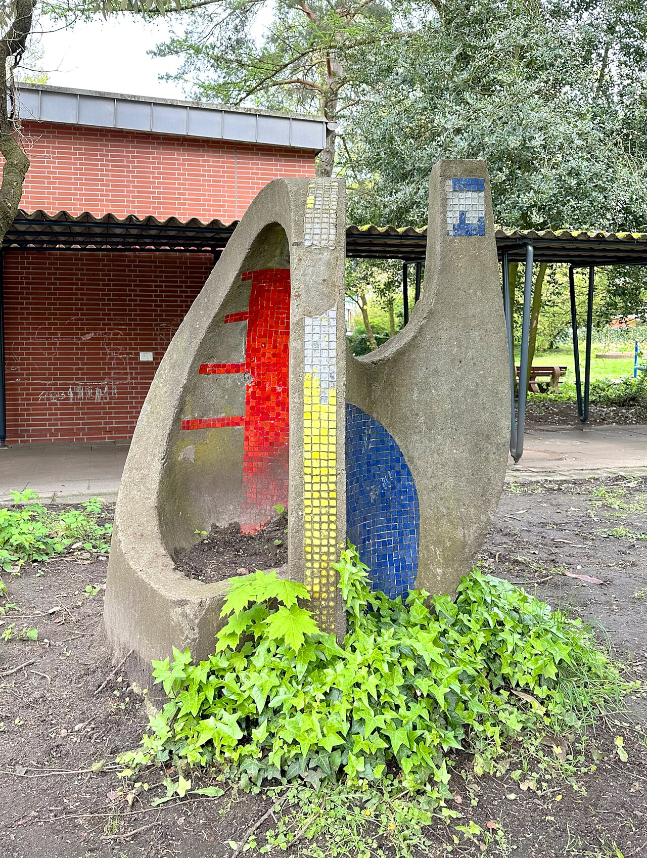 Betonplastik "Pflanzenhaus" von Nanette Lehmann , Robert-Koch-Schule an der Sengelmannstraße 50, Hamburg-Alsterdorf