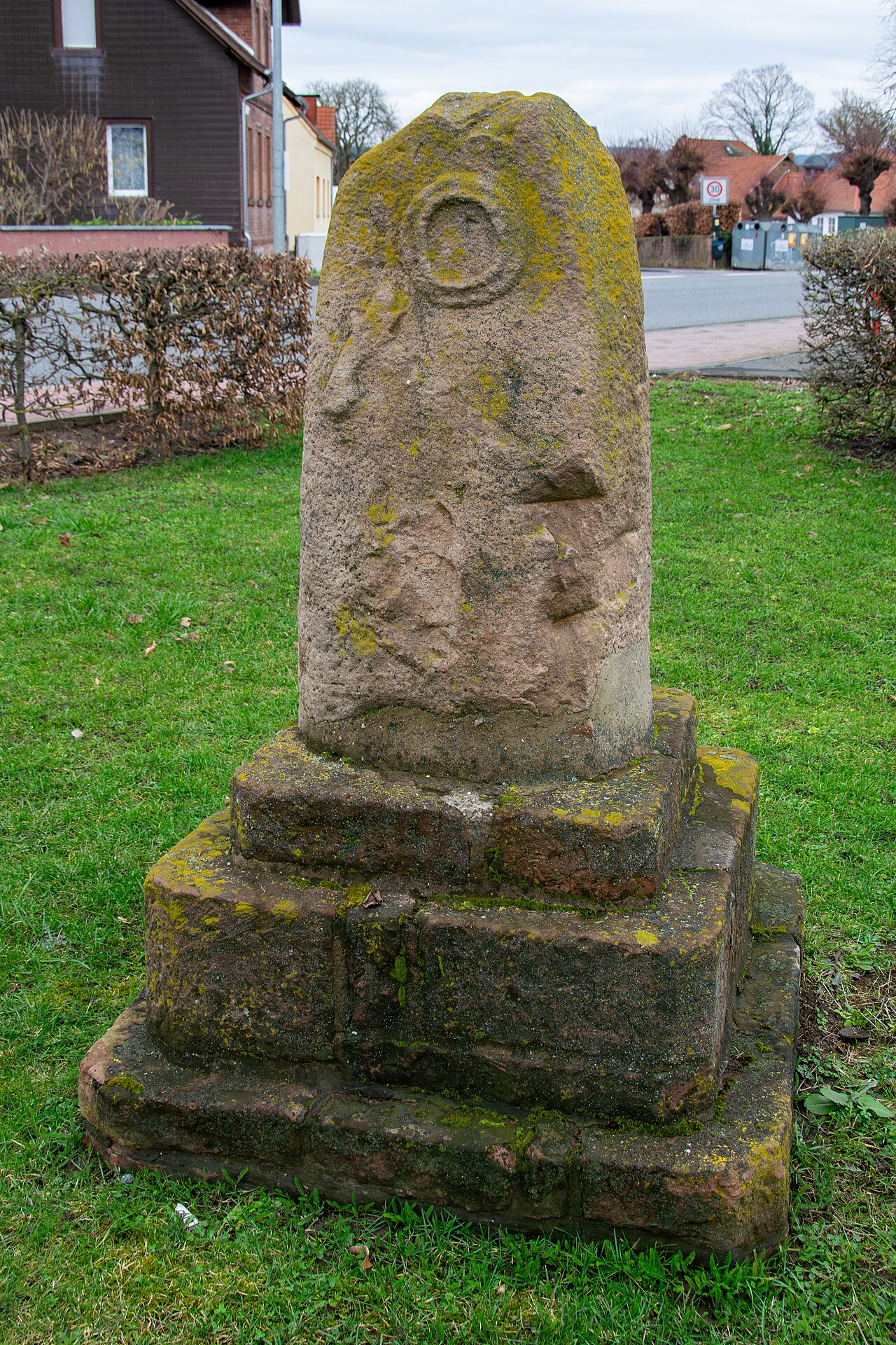 Menhir von Gelnhausen-Meerholz (auch Pfortenstein genannt) in Meerholz im Main-Kinzig-Kreis