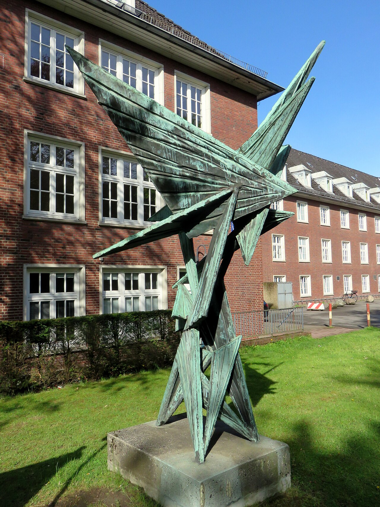Skulptur Phönix vor Haus W 26 des UKE (hinter dem Erika-Haus Haus W 29)