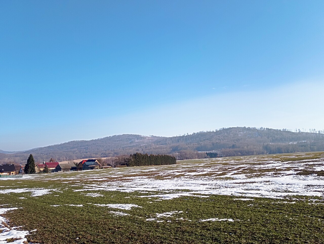 Hromadnik vlevo, Pielitzhöhe vpravo