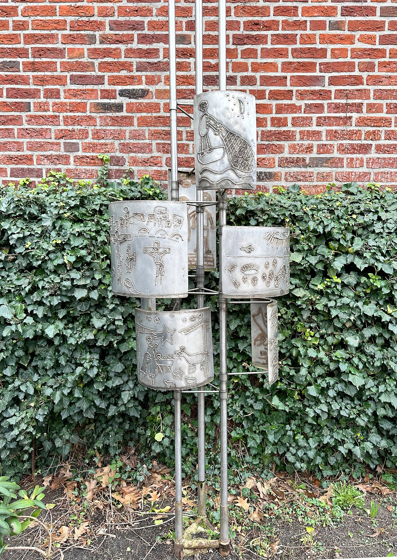 Foto von Plastik mit Kinderzeichnungen