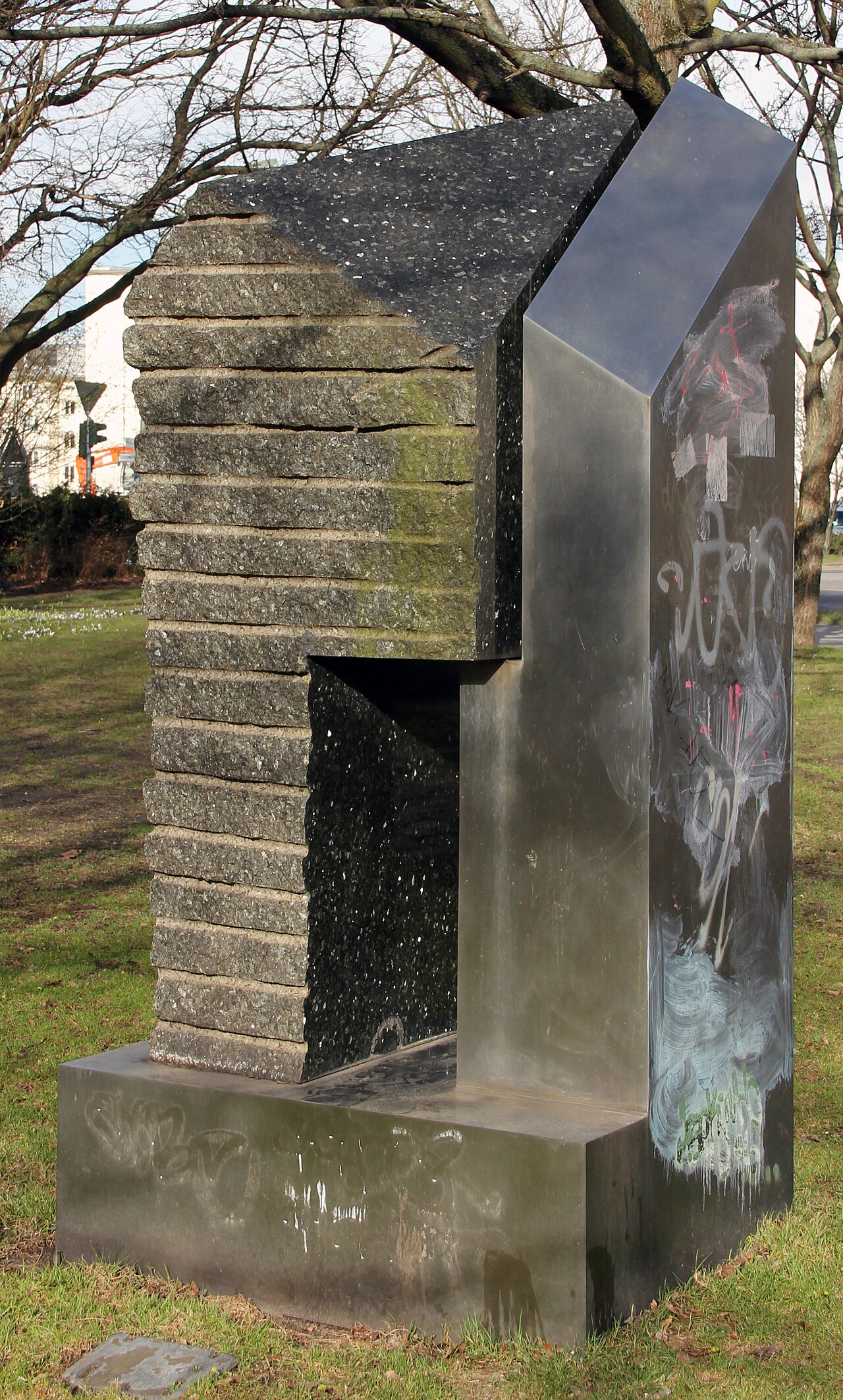 Sculpture, " Titel nicht bekannt " by Udo G Cordes , 1990, Lützowplatz, Berlin-Tiergarten , Germany