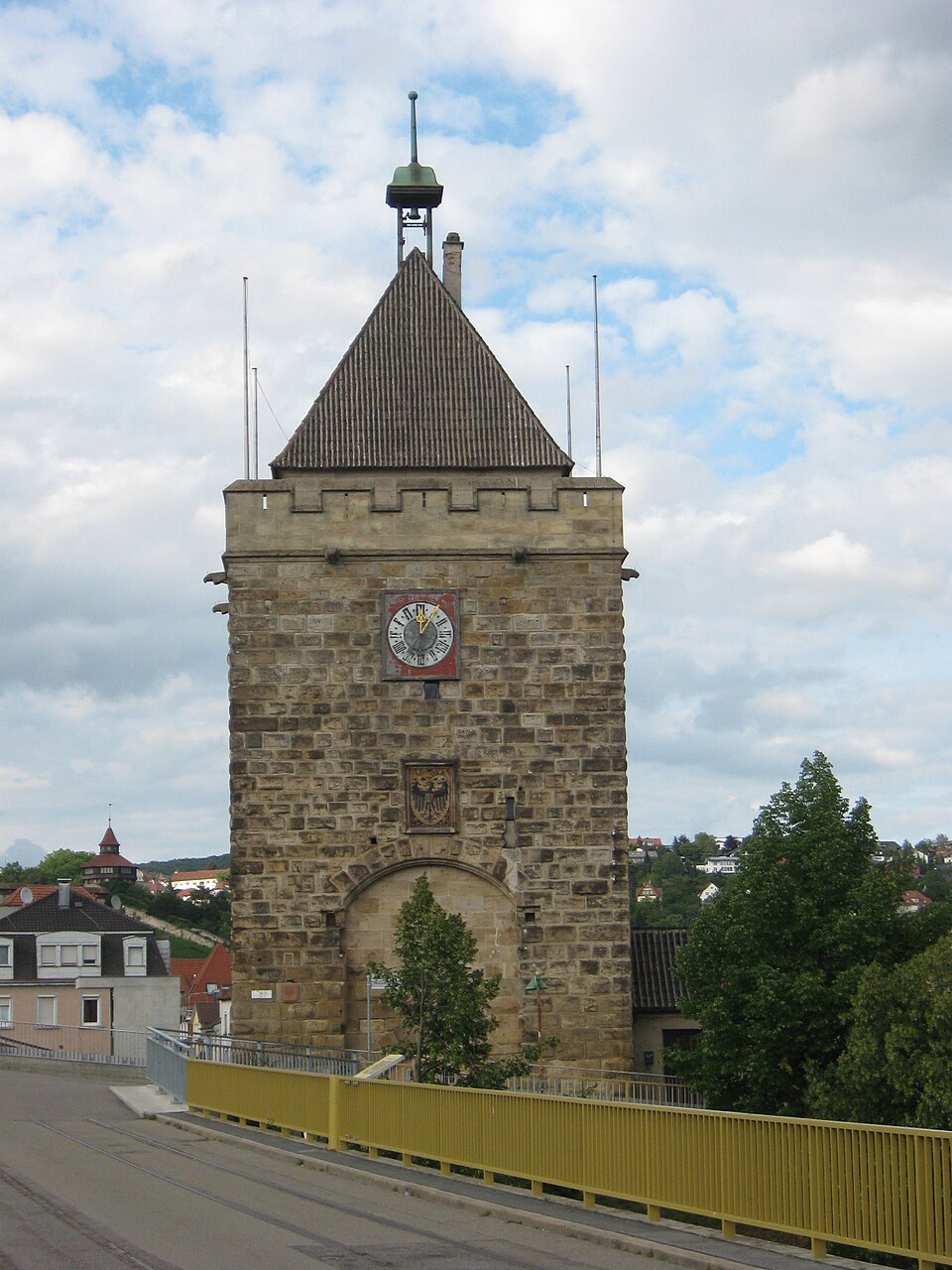 Der Pliensauturm in Esslingen am Neckar von der Brücke über den Neckar fotografiert