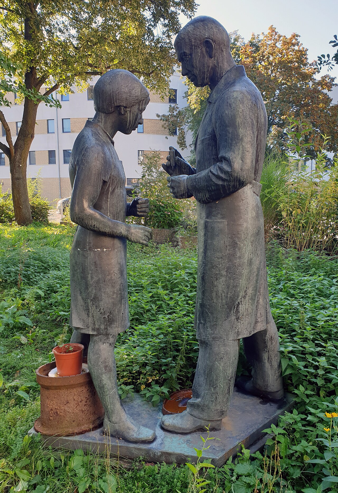 Sculpture, " Polytechnischer Unterricht " by Erwin Damerow , 1962, Hoernlestraße 80, Berlin-Köpenick , Germany