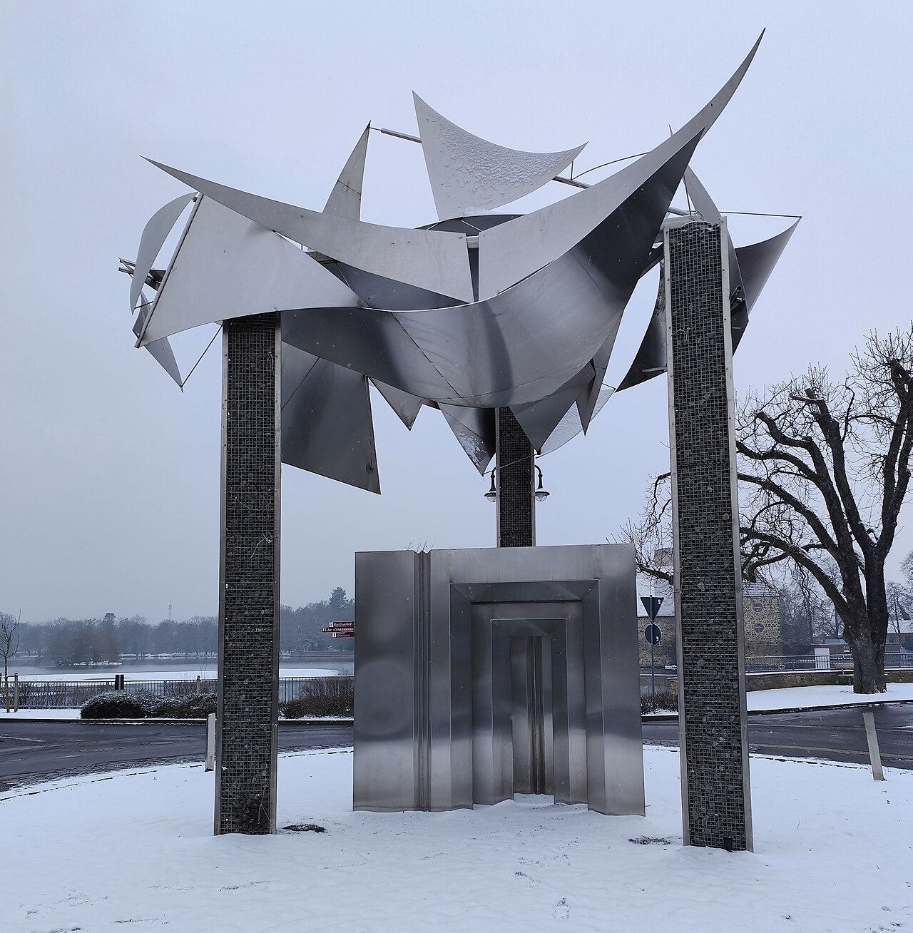 Skulptur Porphyrsegel (Anders Nyborg) in Flechtingen, Sachsen-Anhalt