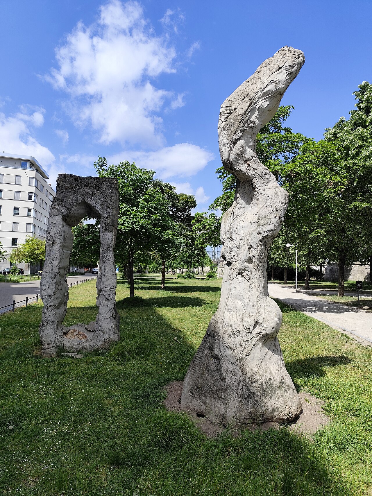 Skulptur Porträt von Mann und Frau (Peter Lundberg) im Südstadtpark in Nürnberg