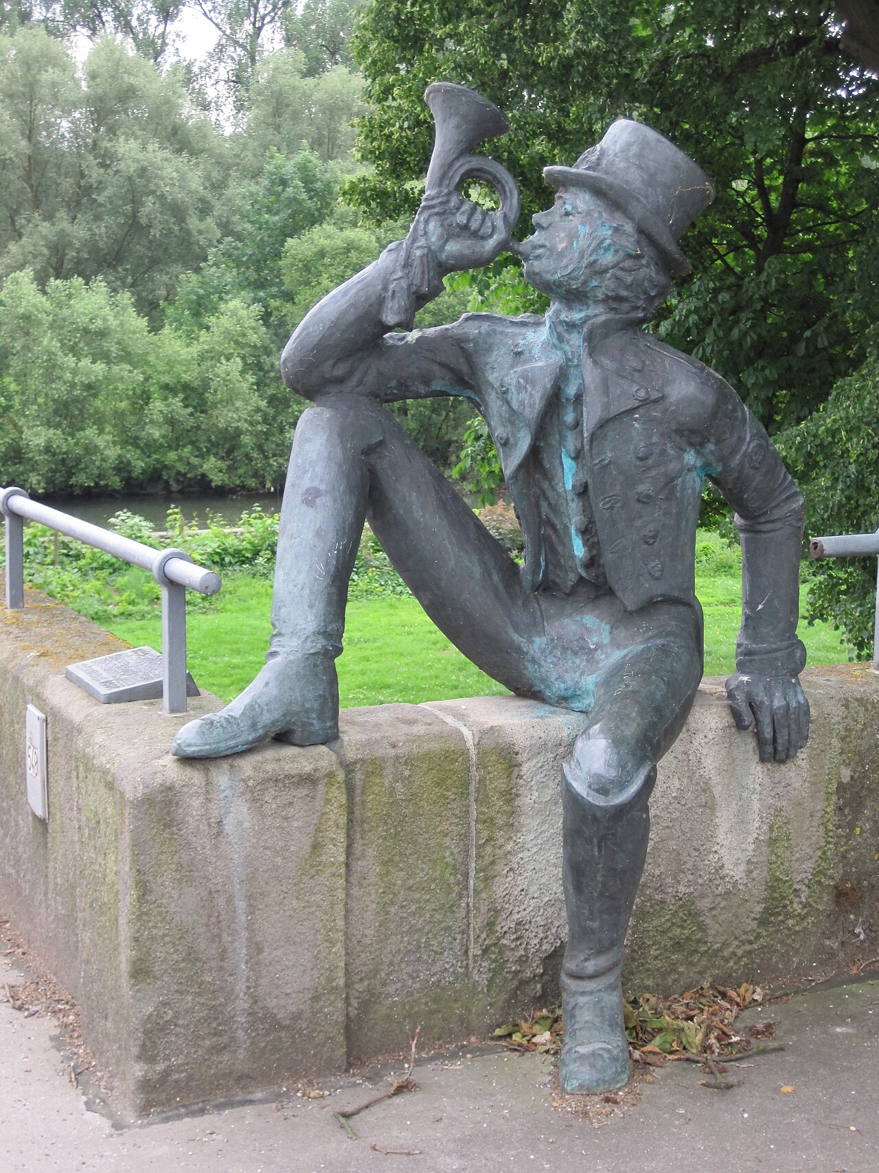 Skulptur, auf der Neckartailfinger Sandsteinbrücke sitzend