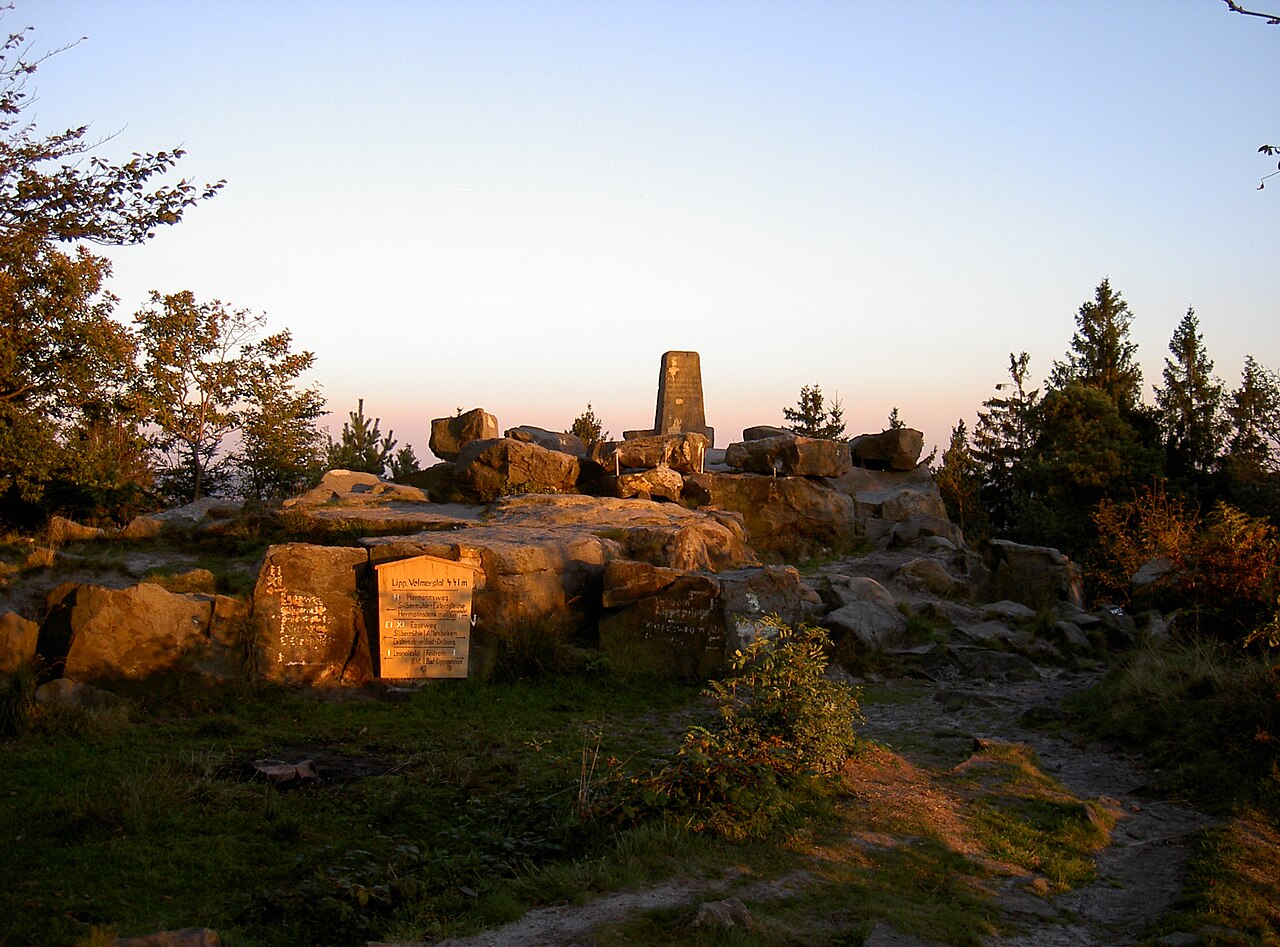 Die lippische Velmerstot mit Gedenkstein im Sonnenuntergang